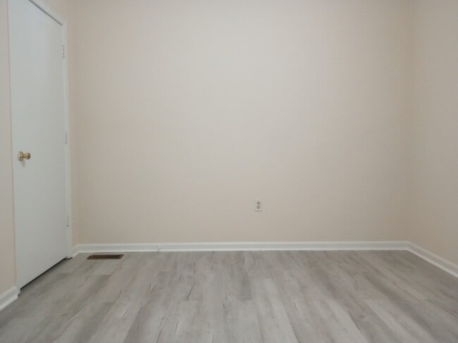Building Photo - 3 Bedroom 2 Bathrooms