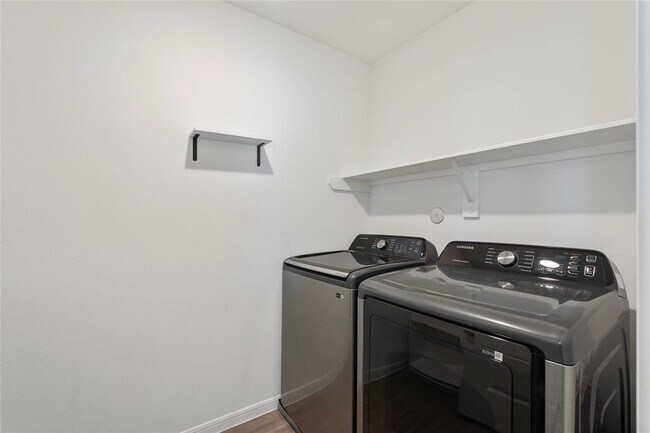 Building Photo - 229 Seven Pnes Dr
