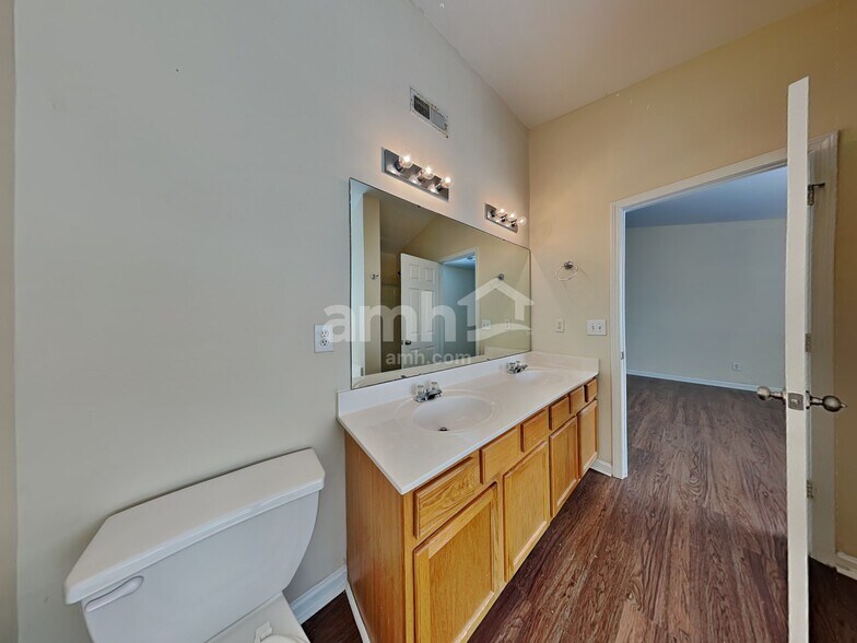 Building Photo - 204 Cloverdale Dr