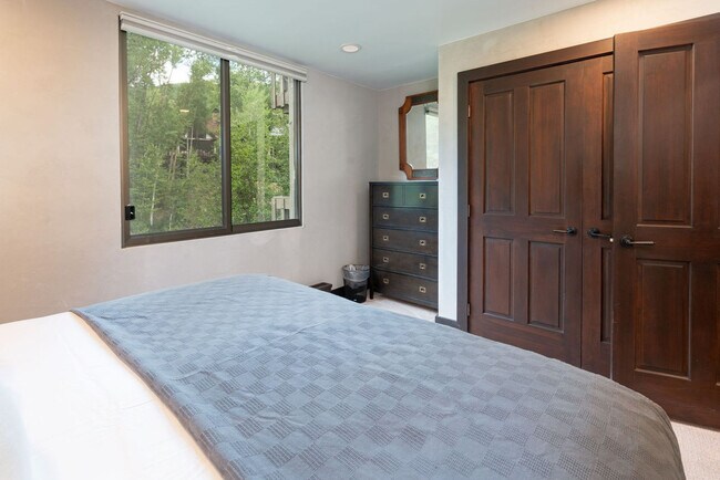 Building Photo - 1024 E Hopkins Ave