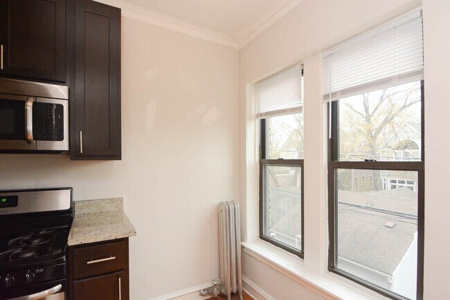 Building Photo - 4617 N Paulina St
