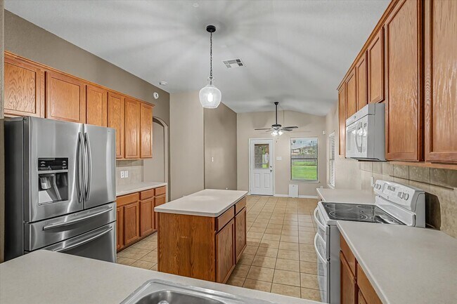 Building Photo - 630 W Newport Bend