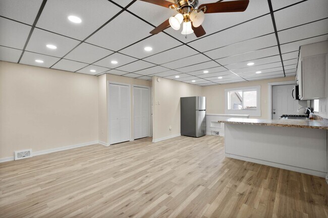 Building Photo - Gorgeous 2 bedroom in Pittsburgh available now!