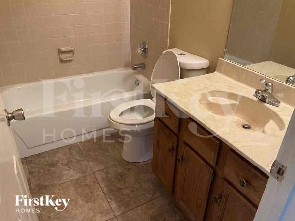 Building Photo - 935 Rutland Dr