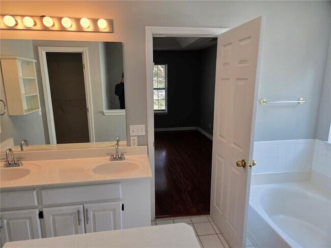 Building Photo - 3243 Oak Vista Way SW