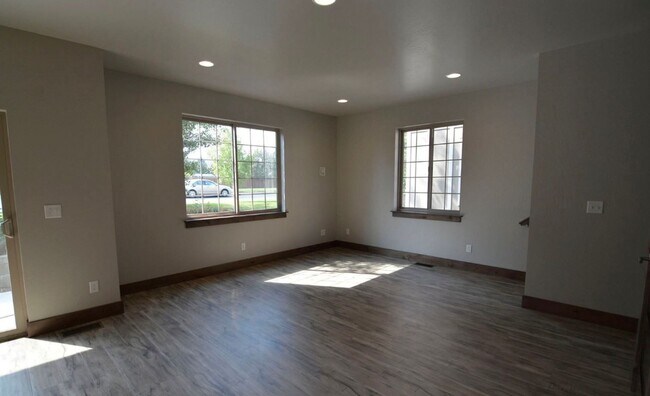 Building Photo - End Unit 3 Bedroom 2 Bathroom Condo