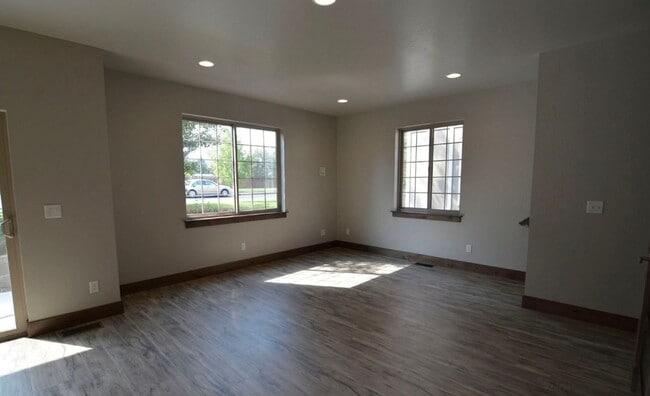 Building Photo - End Unit 3 Bedroom 2.5 Bathroom Condo