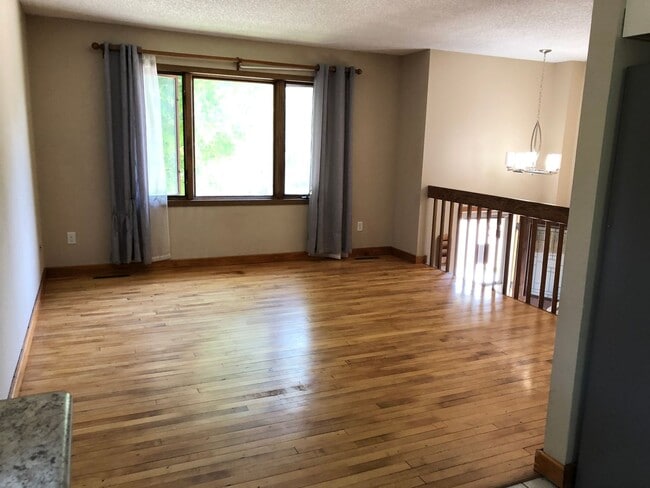 Building Photo - $3000|5 Bedroom 3 Bath |Fenced Backyard| Deck| Laundry| Basement