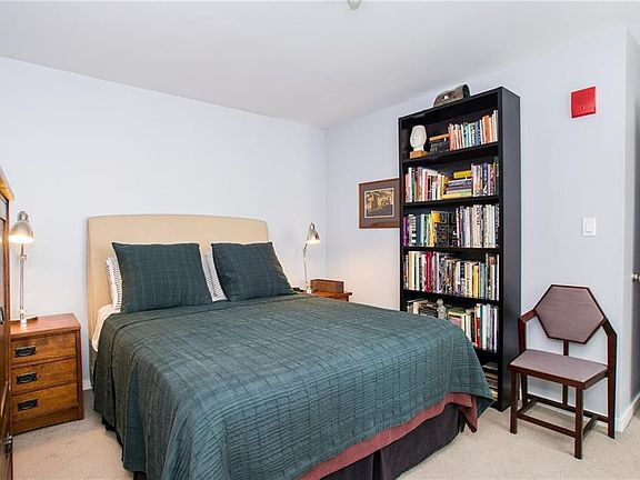 Building Photo - "Chic 1-Bedroom Urban Retreat with Granite...