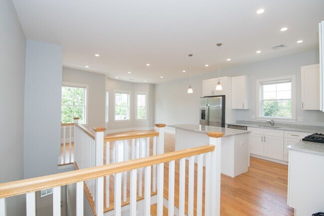 Building Photo - Central Location, In Unit Laundry, Central Heat/AC, Large Unit, Eat-in Kitchen, Parking for Rent