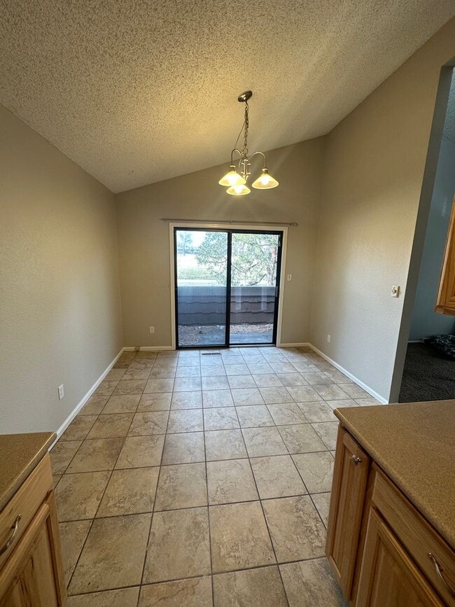 Building Photo - 2 BEDROOM, 1 BATHROOM, TOWNHOME IN THE AVE...