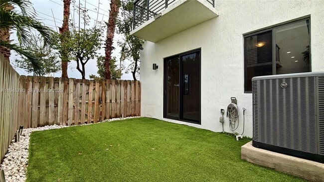 Building Photo - 404 SW 91st Ct