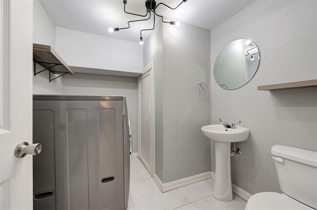 Building Photo - 2433 NW 18th St