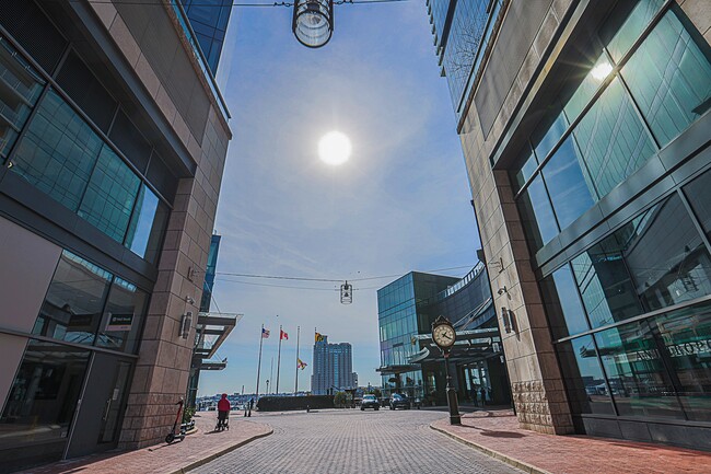 Building Photo - 675 S President St