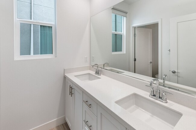 Building Photo - 3 Bedroom + Loft for Lease GREAT PARK LOCA...