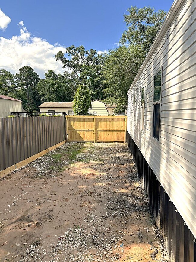 Building Photo - Conveniently Located Northeast Houston Are...