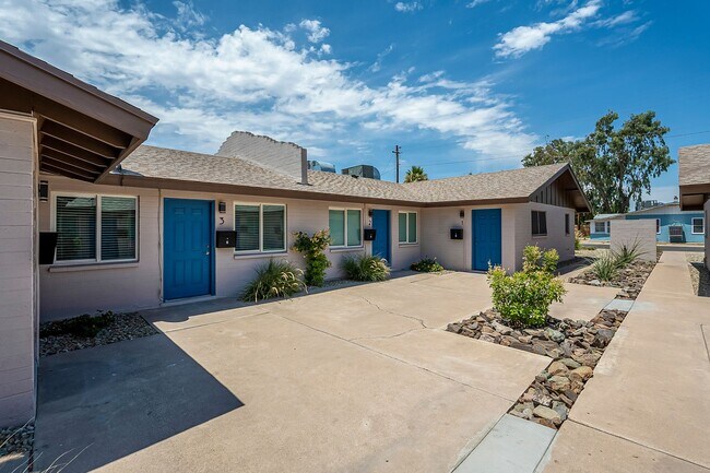 Building Photo - Fully remodeled Casita style apartment hom...