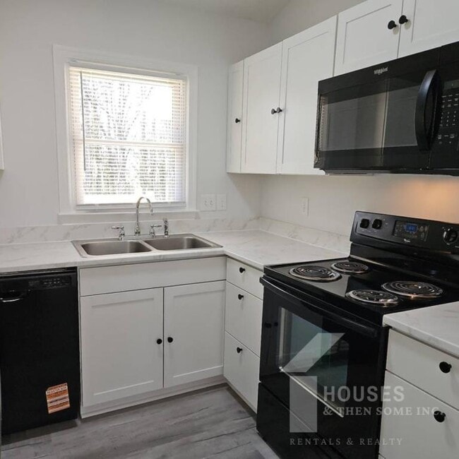 Building Photo - 10 River Ct