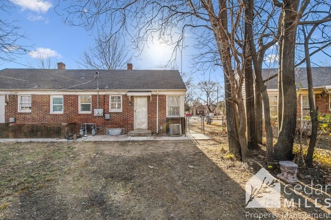 Building Photo - Updated, clean unit, with LARGE basement for storage!