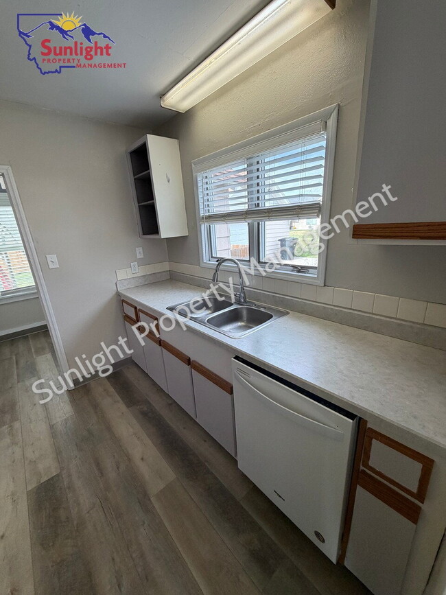 Building Photo - 2 Bed, 1 Bath Home with Detached Garage, Fenced Yard, and Built-In Storage