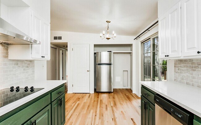 Building Photo - Beautiful 4 bedroom, 2 bath home in Southe...