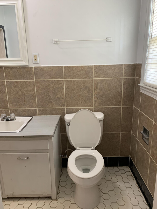 Building Photo - 5421 Pine St