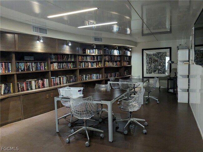 Building Photo - 3000 Oasis Grand Blvd