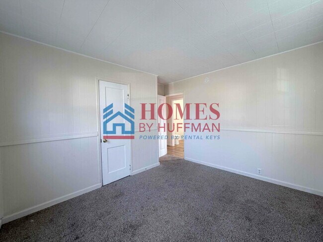 Building Photo - Three Bedroom House | Move in Ready