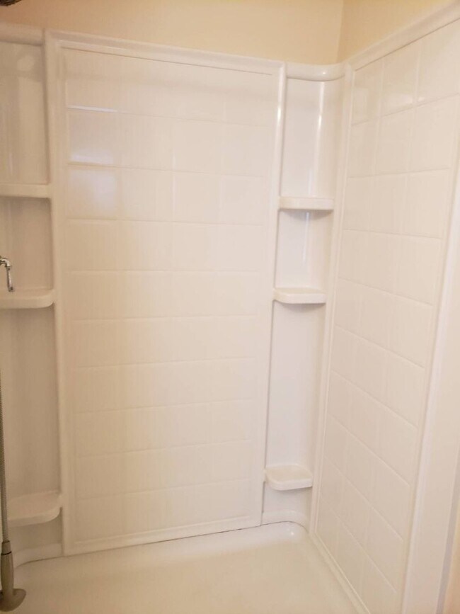 Building Photo - Fabulous Townhome in Gated Community w/Double Ensuites!