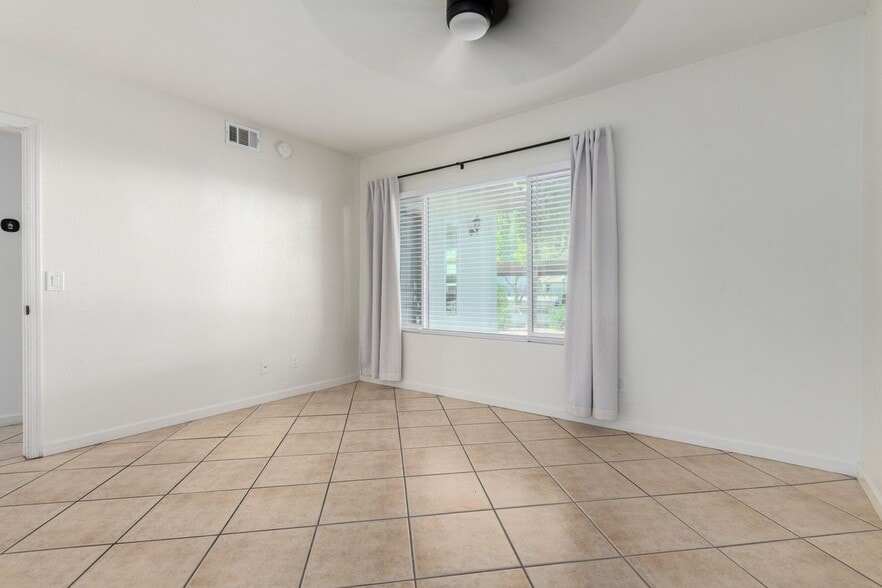 Building Photo - 1825 W Ray Rd