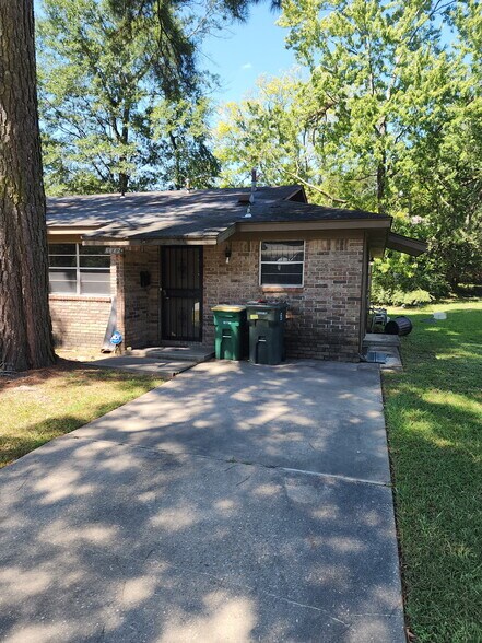 Building Photo - 2306 Dorchester Dr