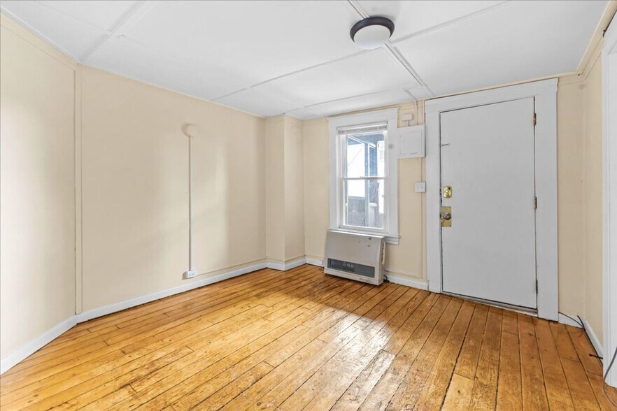 Building Photo - 47 Willow St