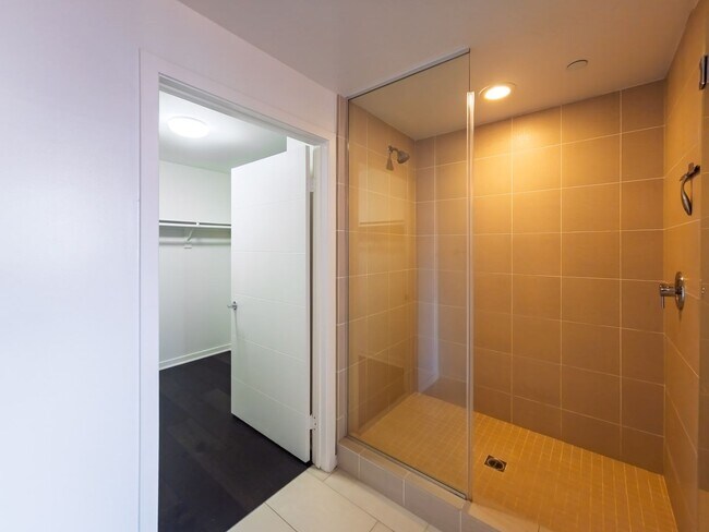 Building Photo - Luxury Townhome Centrally Located in Silver Lake!