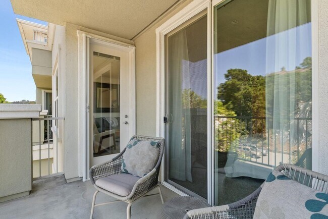Building Photo - Luxury condo in the heart of downtown Santa Cruz!