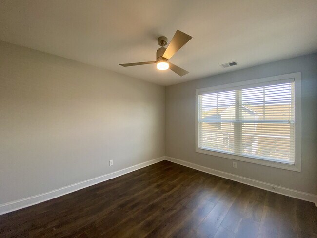 Building Photo - End Unit Townhouse in Cypress Ridge!