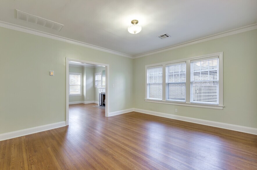 Building Photo - 109 E 26th Pl