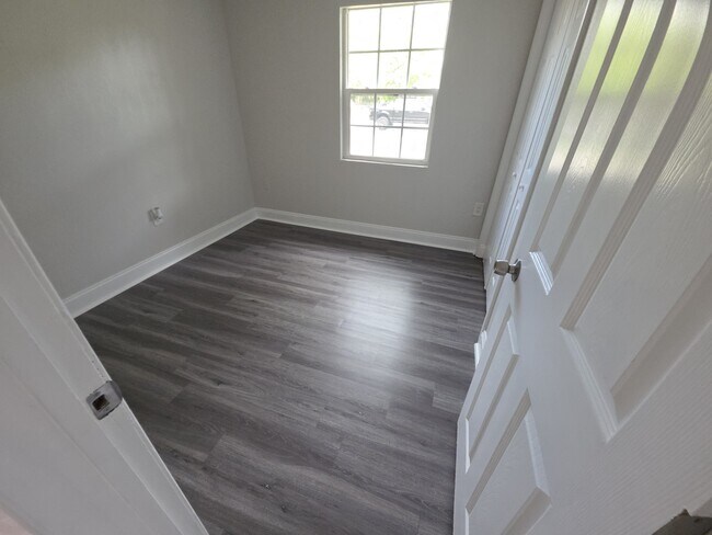 Building Photo - 413 Dove Ave