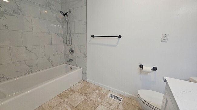 Building Photo - Spacious 4 Bed 3 Bath Home in Sought After...