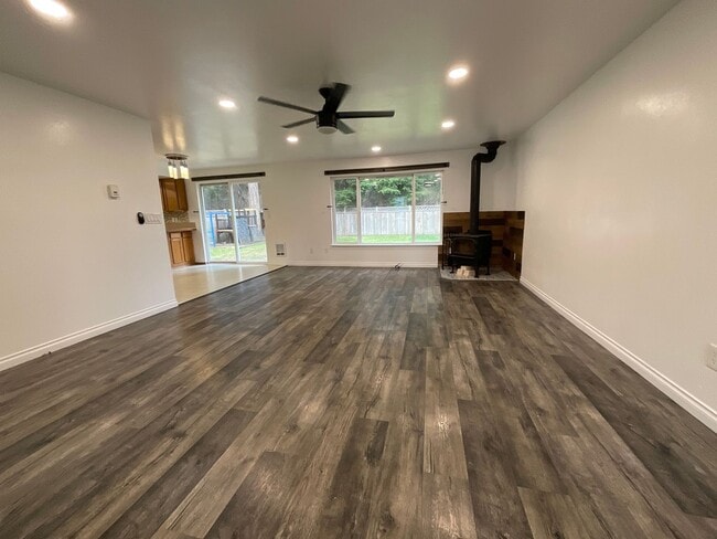 Building Photo - Beautiful 3 Bedroom 2 Bath Home at Lawrence Lake!