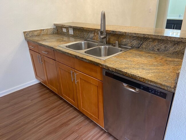 Building Photo - Townhouse Condo 2 BD / 1.5 BA