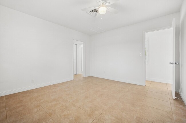 Building Photo - 2433 NE 24th St