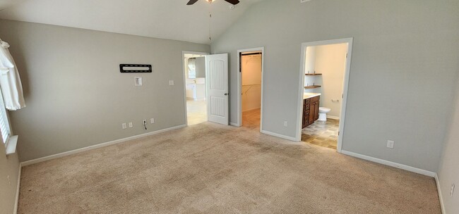 Building Photo - 3 Bedroom 2 bath Across the street from Fo...