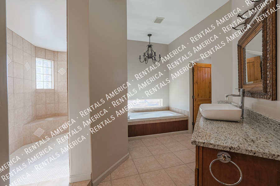 Building Photo - 14731 E Dixileta Dr