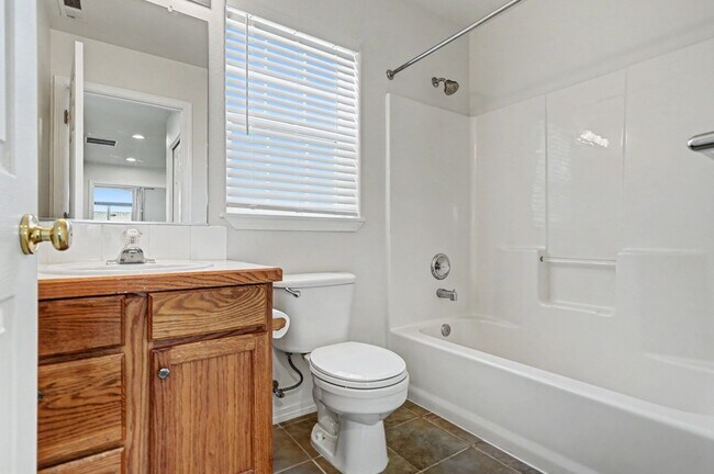 Building Photo - Two-Story 3 bed, 2.5 bath Home in East Salem with Large Bonus Room!