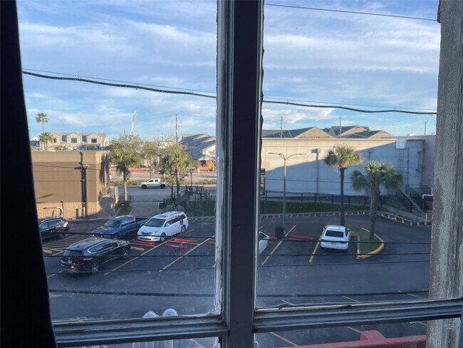 Building Photo - 2118 The Strand