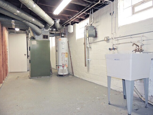 Building Photo - 3 Bed - 1.5 Bath Colonial for Rent in Cleveland Heights!