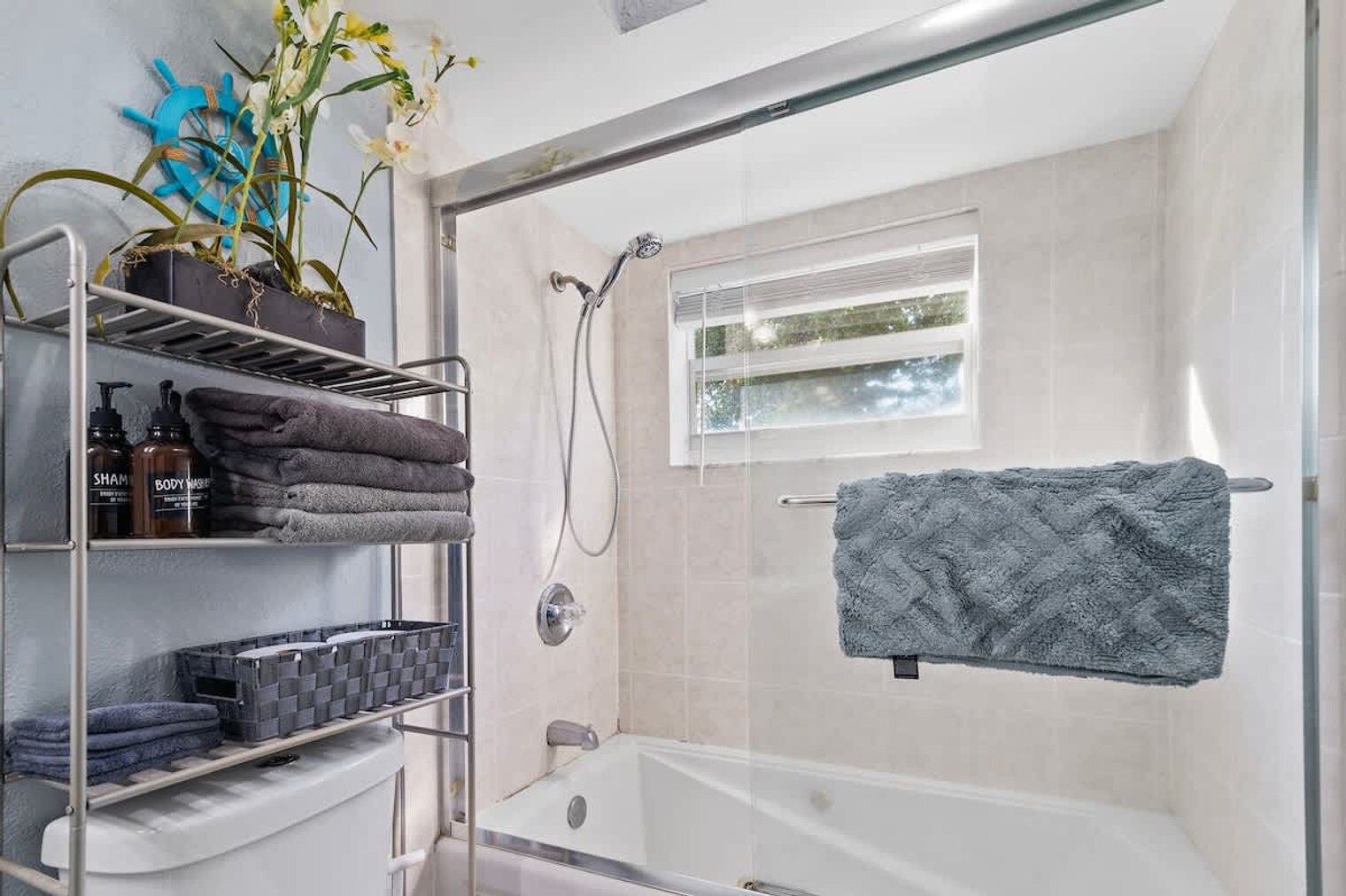 Building Photo - 2424 NE 9th St