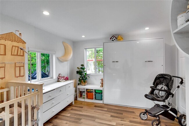 Building Photo - 1450 SW 20th Ave