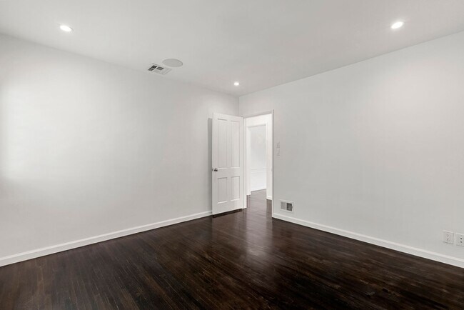 Building Photo - Designer-Done 3 Bed + 3 Bath in Prime Beve...