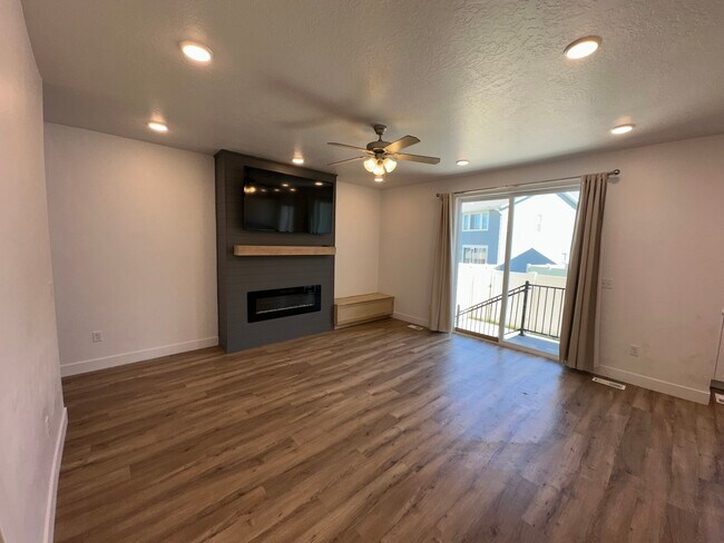 Building Photo - 3306 Eagle Mountain Town Home